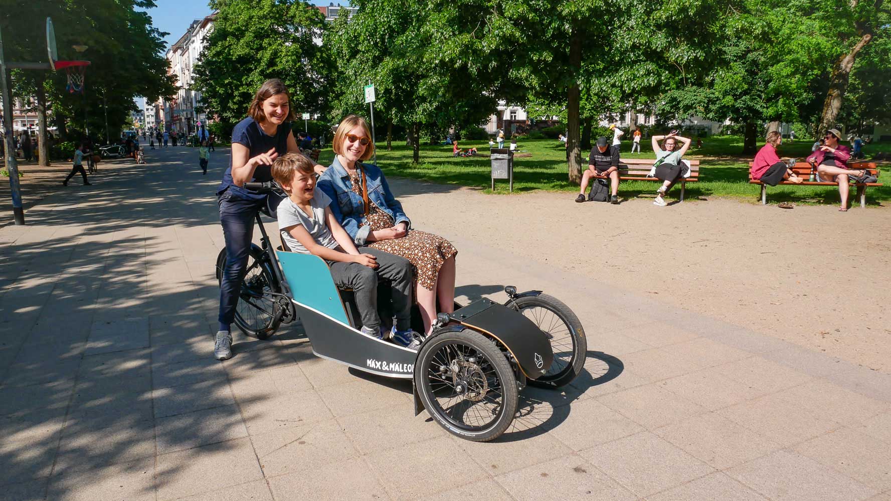 Mäx und Mäleon Passenger Bike mit 2 Personen vorne drin Mäx und Mäleon Passenger Bike mit 2 Personen vorne drin