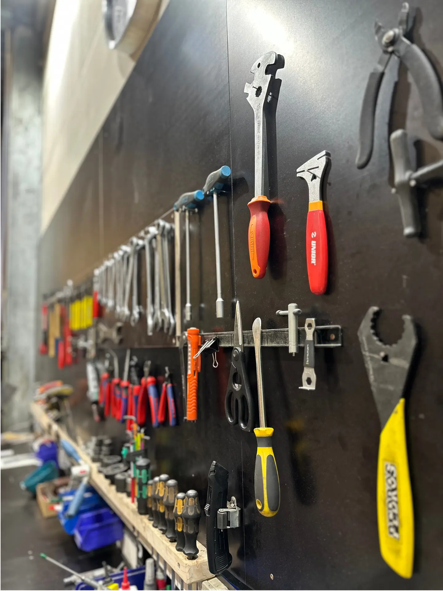 Werkstattwand mit Werkzeug zum Reparieren deines E-Lastenrads