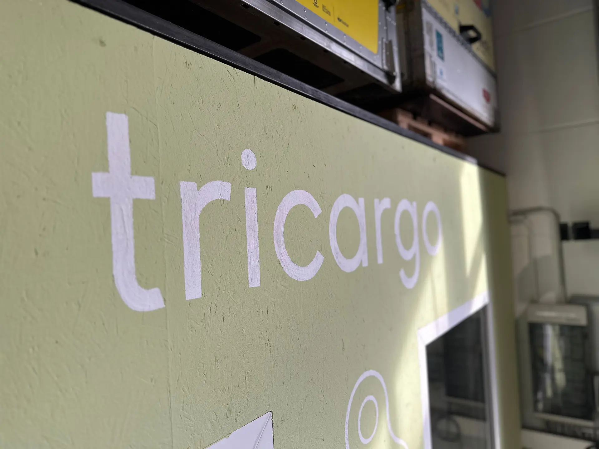 tricargo Logo am Tresen der e-Bike Werkstatt