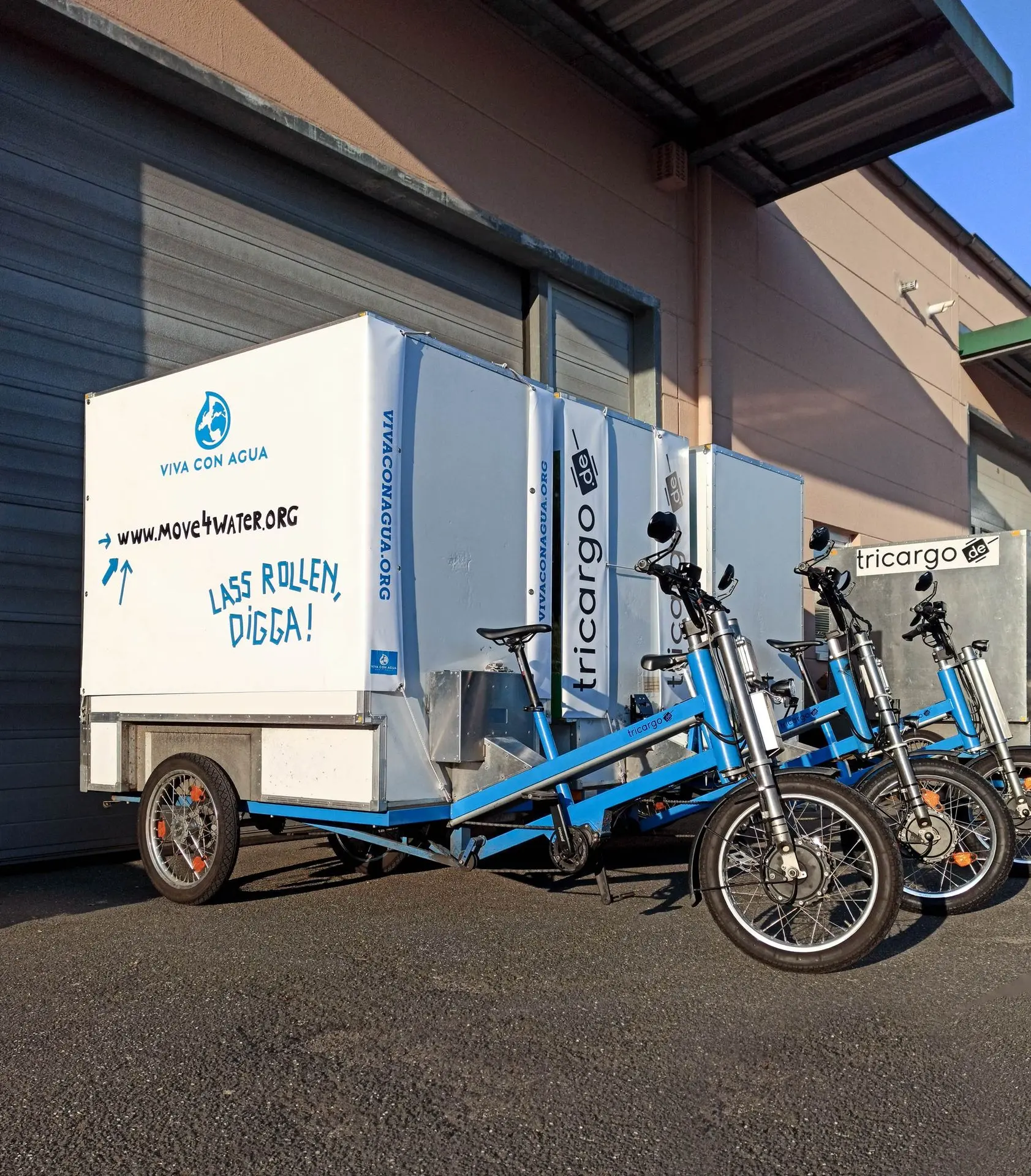 Lademeister mit Werbe-banner für Viva con Agua