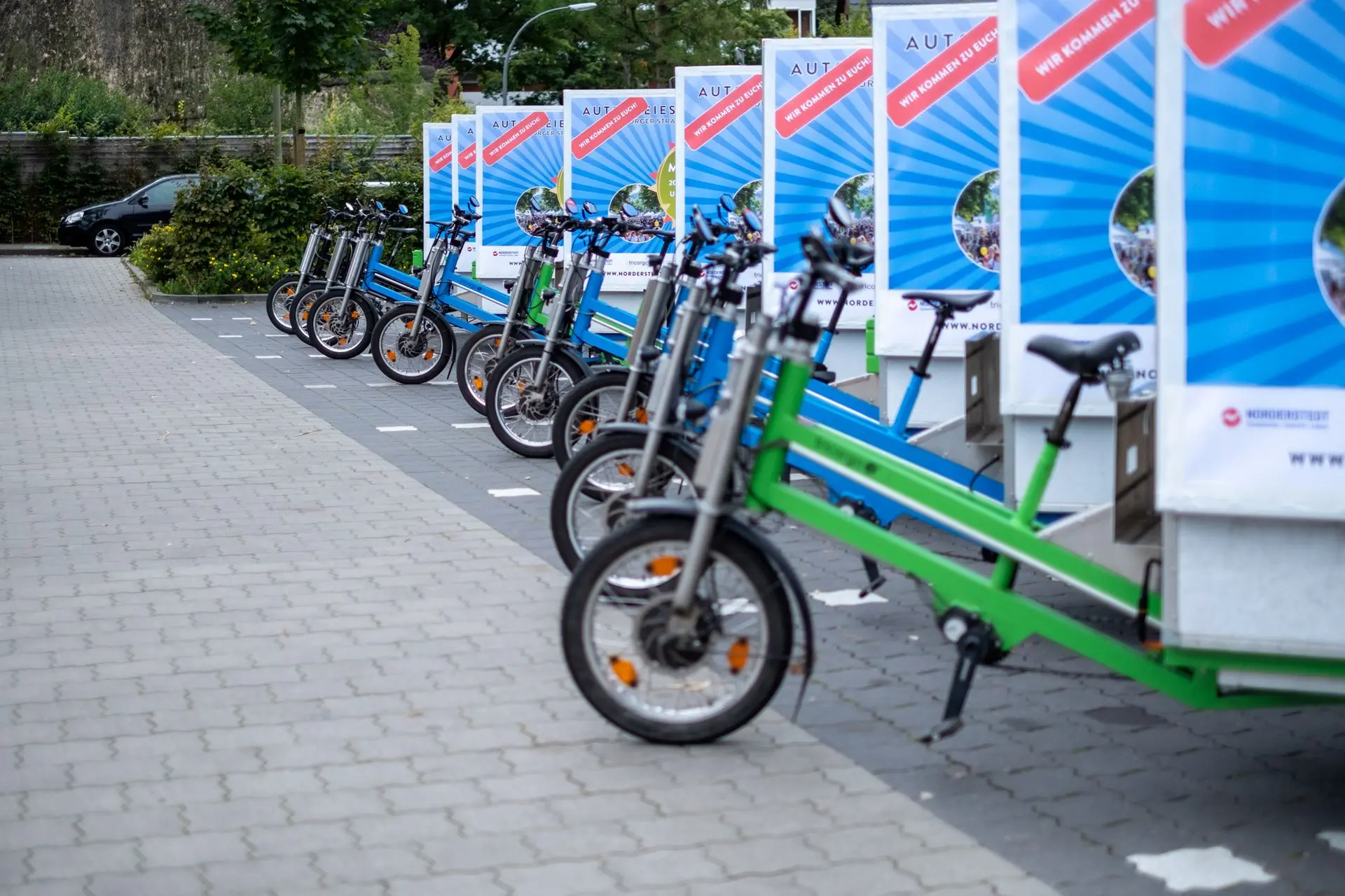 Transportrad-Flotte mit Bannern als Werbeflächen