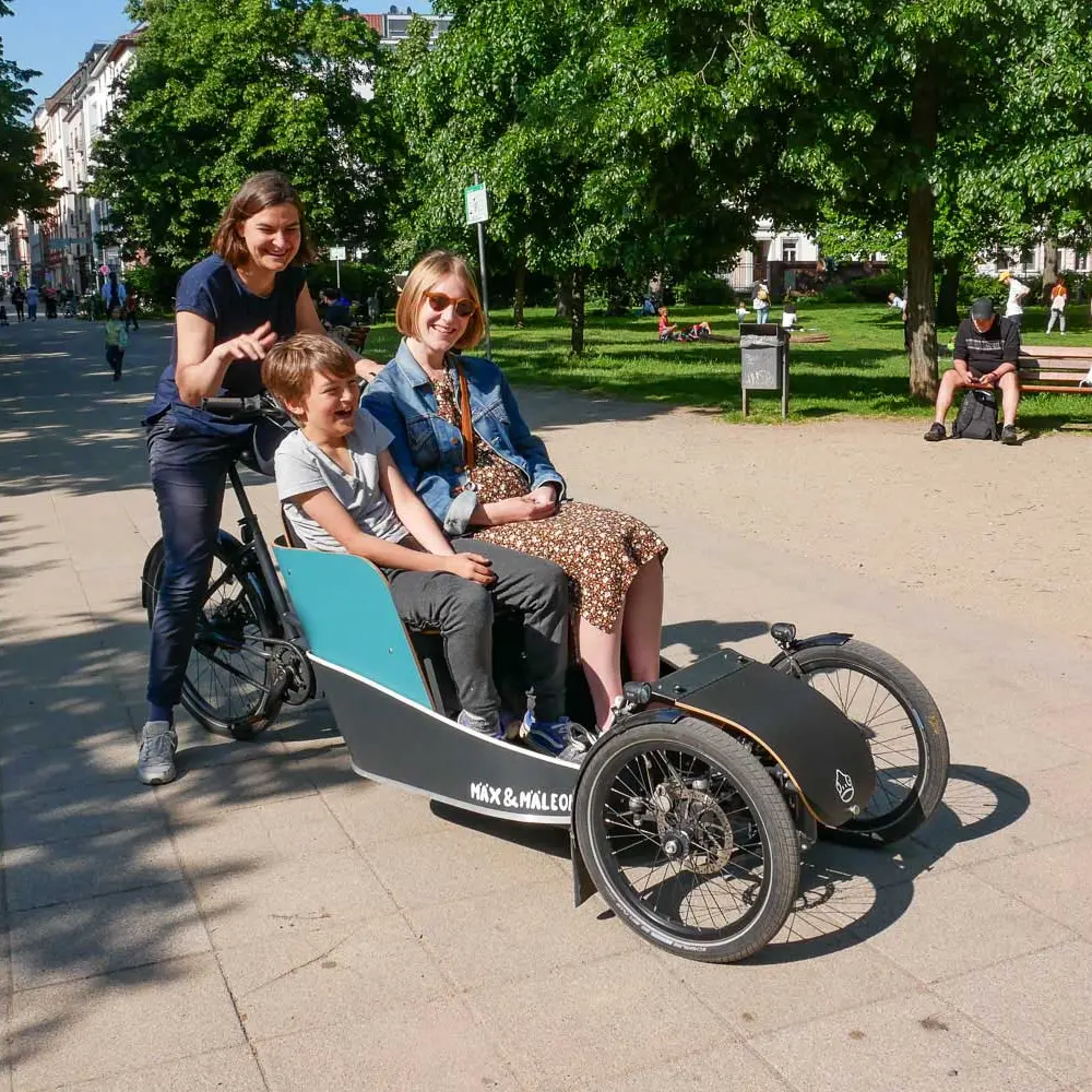 Mäx und Mäleon Passenger Bike mit 2 Personen vorne drin