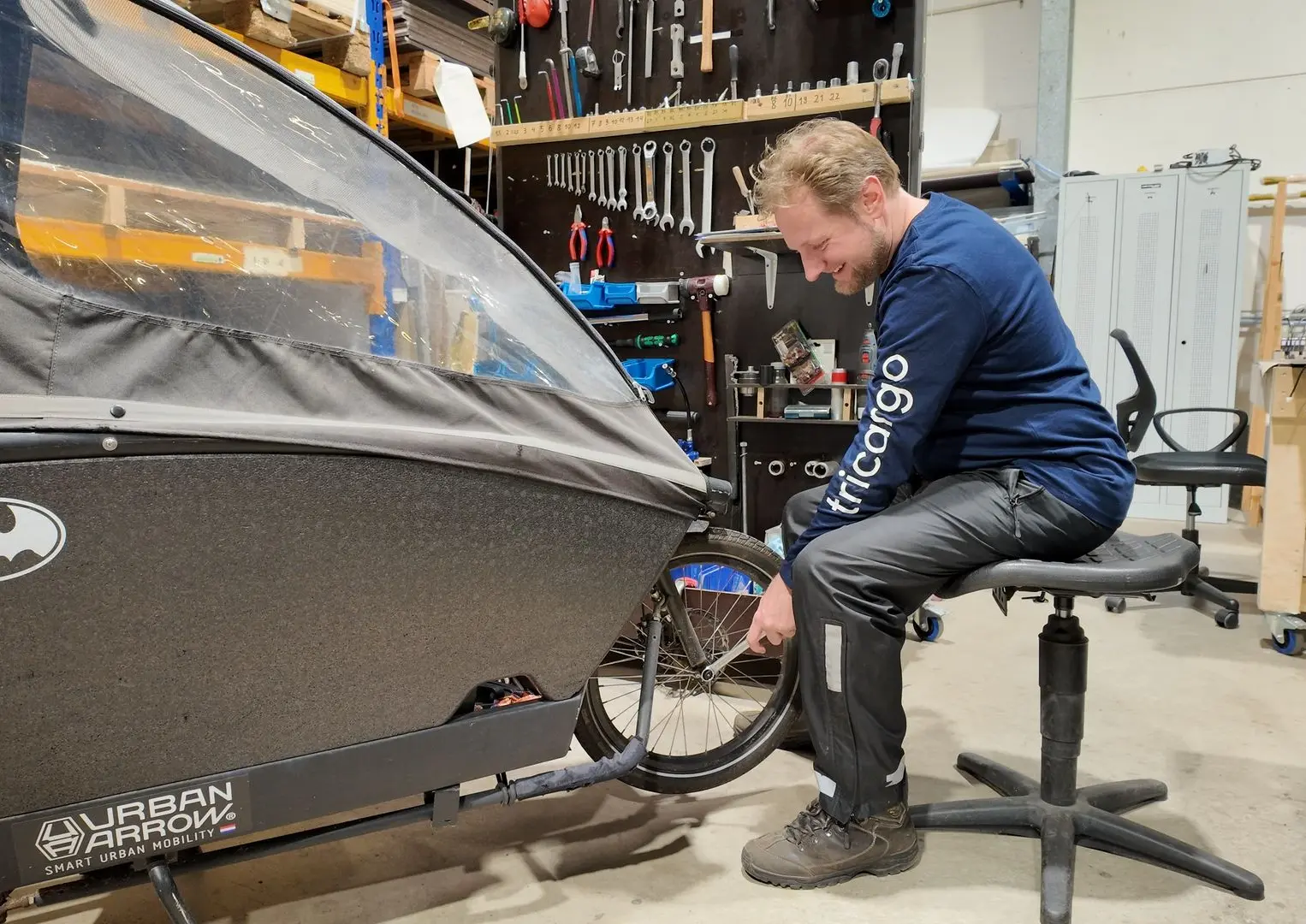 Mechaniker repariert E-Lastenrad in der tricargo Werkstatt