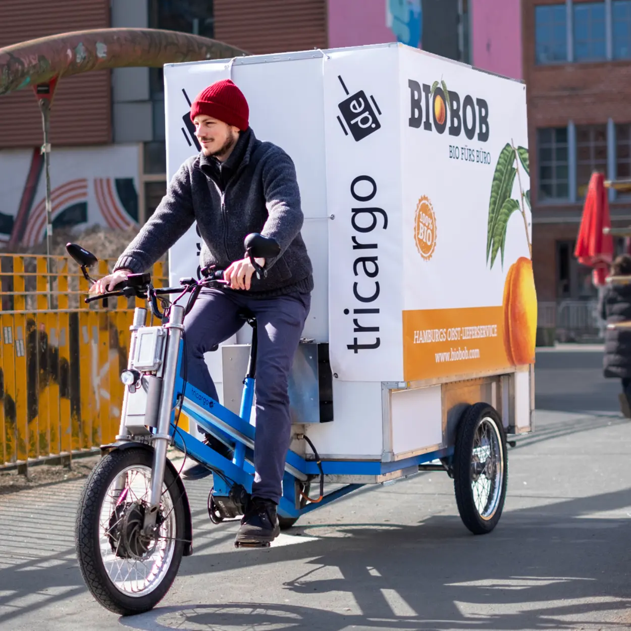 Cargobike mit Banner-Werbung auf Brücke in Hamburg