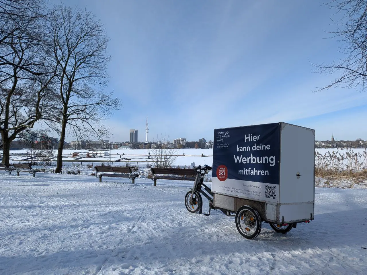 tricargo Werbe-Banner im Schnee an Alster