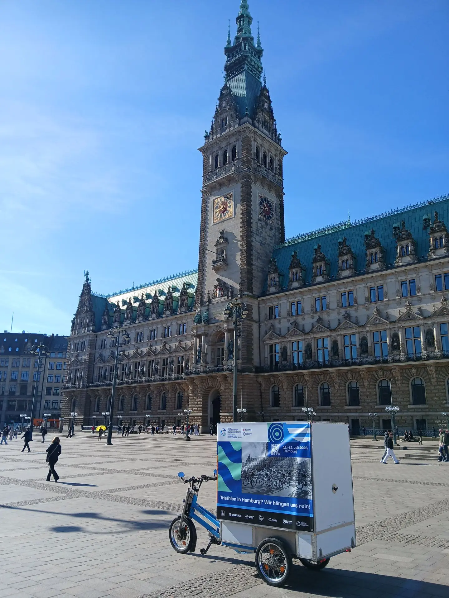 tricargo Werbung vor dem Hamburger Rathaus